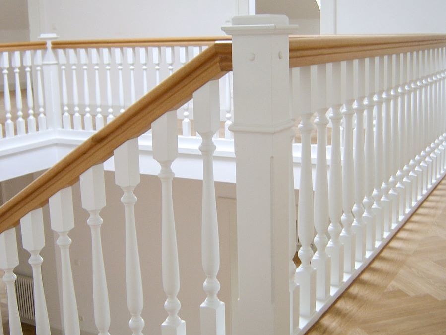 Treppe Eiche natur/weiß lackiert