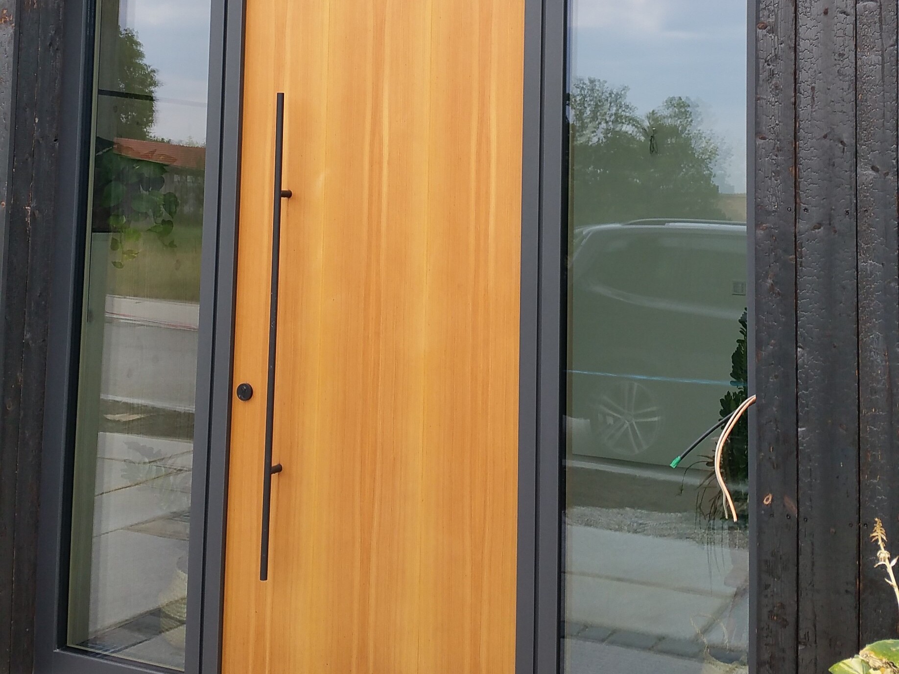 Haustüre mit Seitenteilen, Stock Holz Aluminium Bauweise, Türblatt Lärche