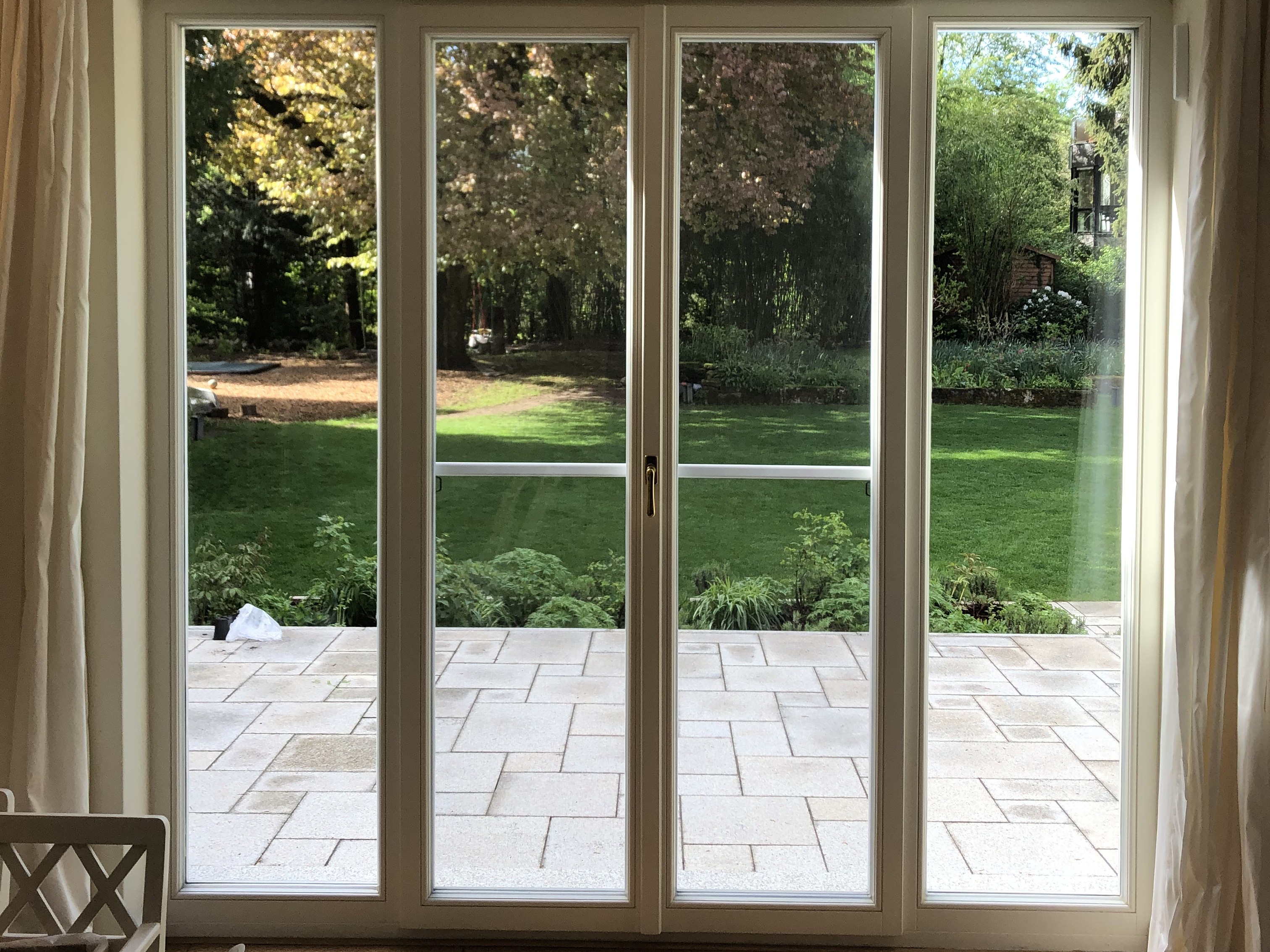 Holzfenster weiß mit schmalen Profilen für mehr Lichteinfall